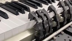 Създадоха робот, който свири на пиано