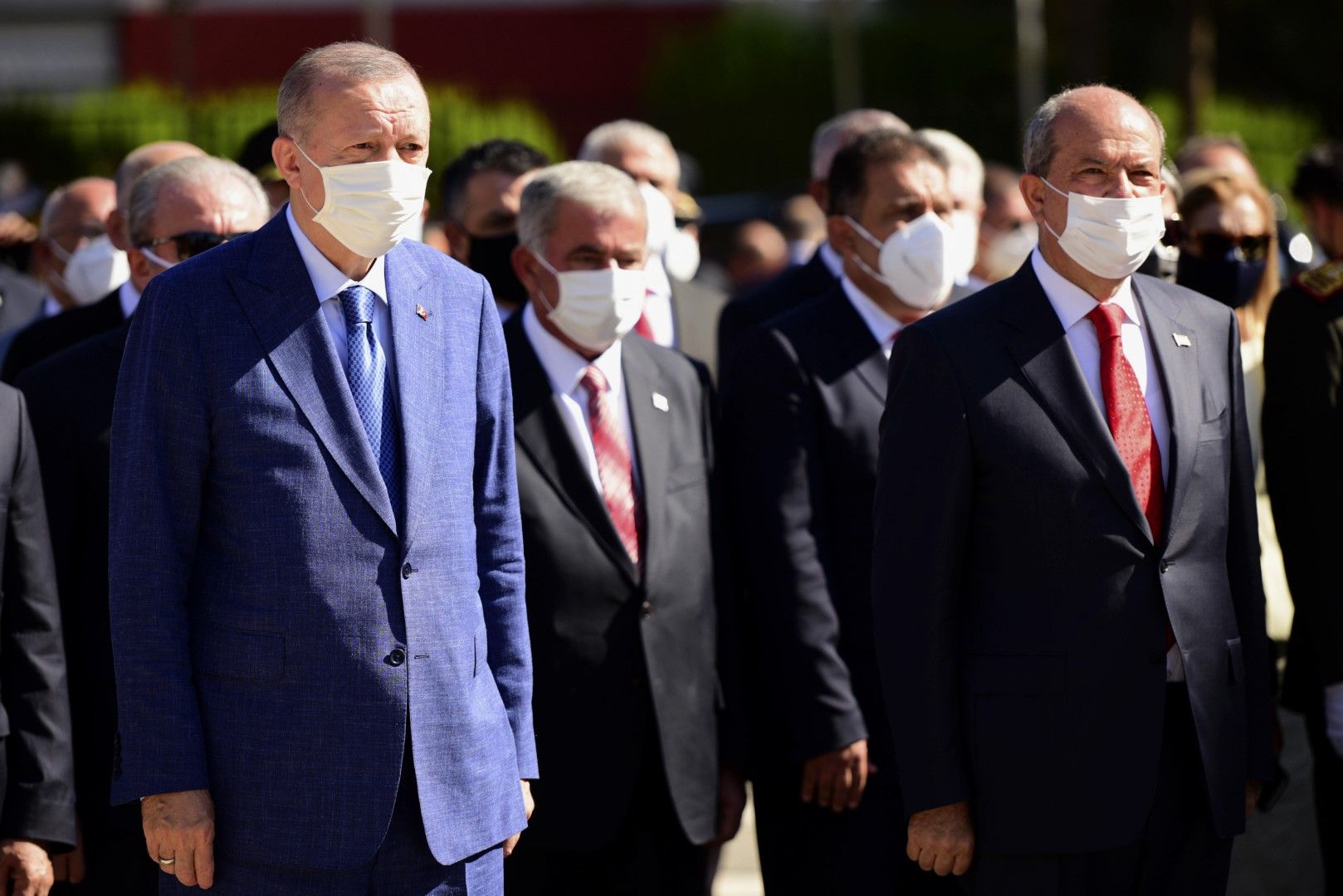 Турският президент Реджеп Тайип Ердоган (вляво) и кипърско-турският лидер Ерсин Татар (вдясно) по време на военния парад по случай 47-ата годишнина от турското нашествие през 1974 г. в окупираната от Турция зона на разделената столица Никозия, Кипър, 20 ю
