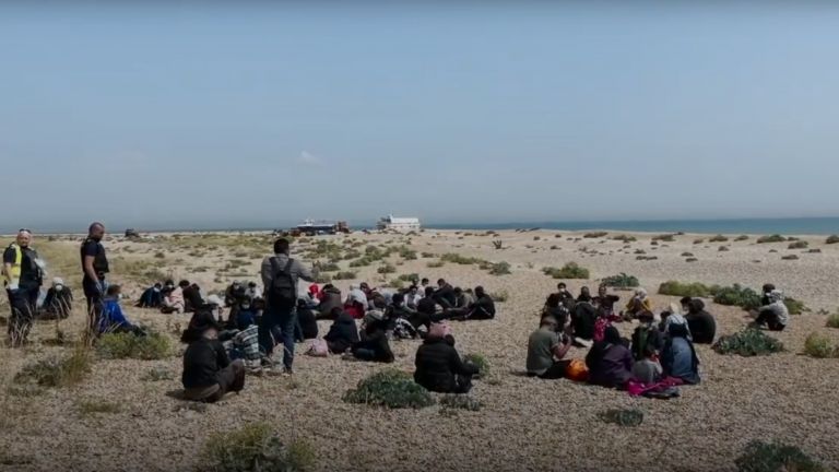 Record number of migrants crossed the English Channel in 24 hours (video)