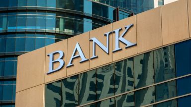 Банковият офис остава "без пари"