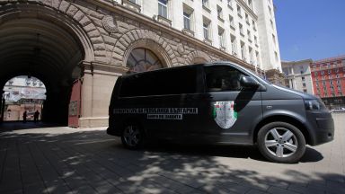 Безпрецедентното въоръжено нахлуване в президентската институция претърсване и показните арести