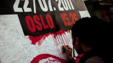 Трима мъже са били арестувани и големи количества оръжия са