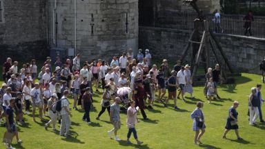 Младите хора нямат имунитет от безразсъдната политика на британското правителство