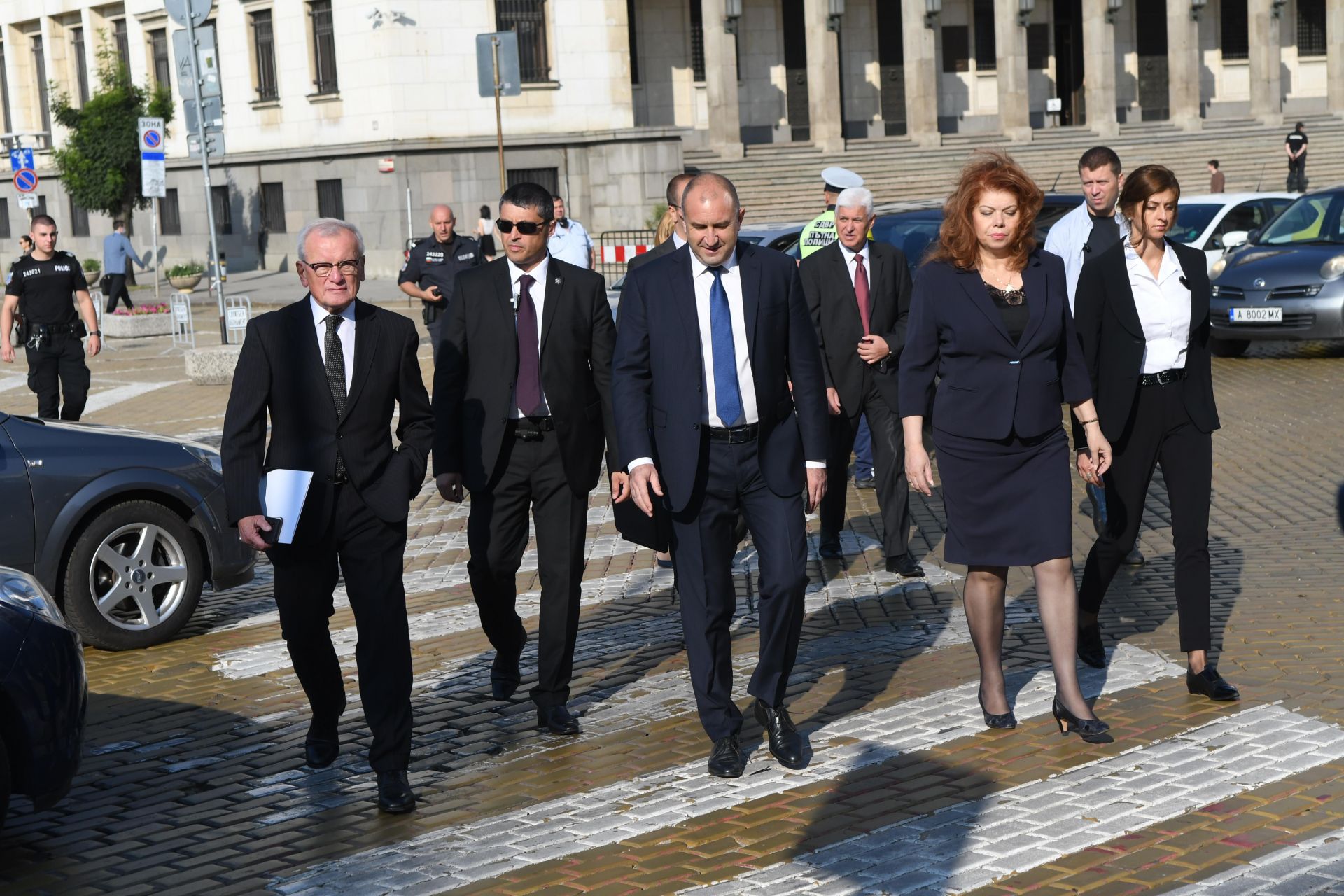 Румен Радев и Илияна Йотова отидоха пеша до парламента