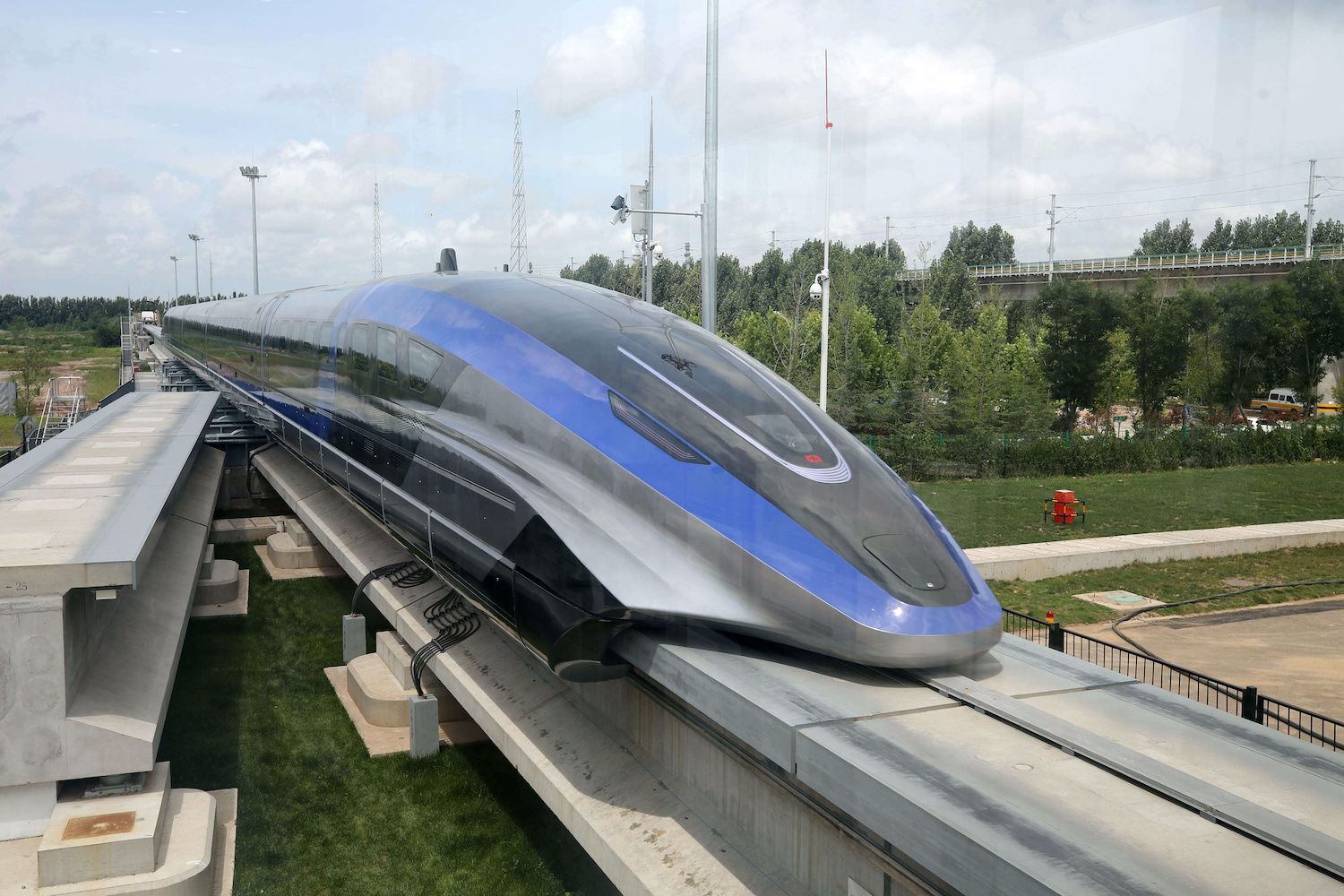 Най-бързият влак в света може да развива 600 км/ч