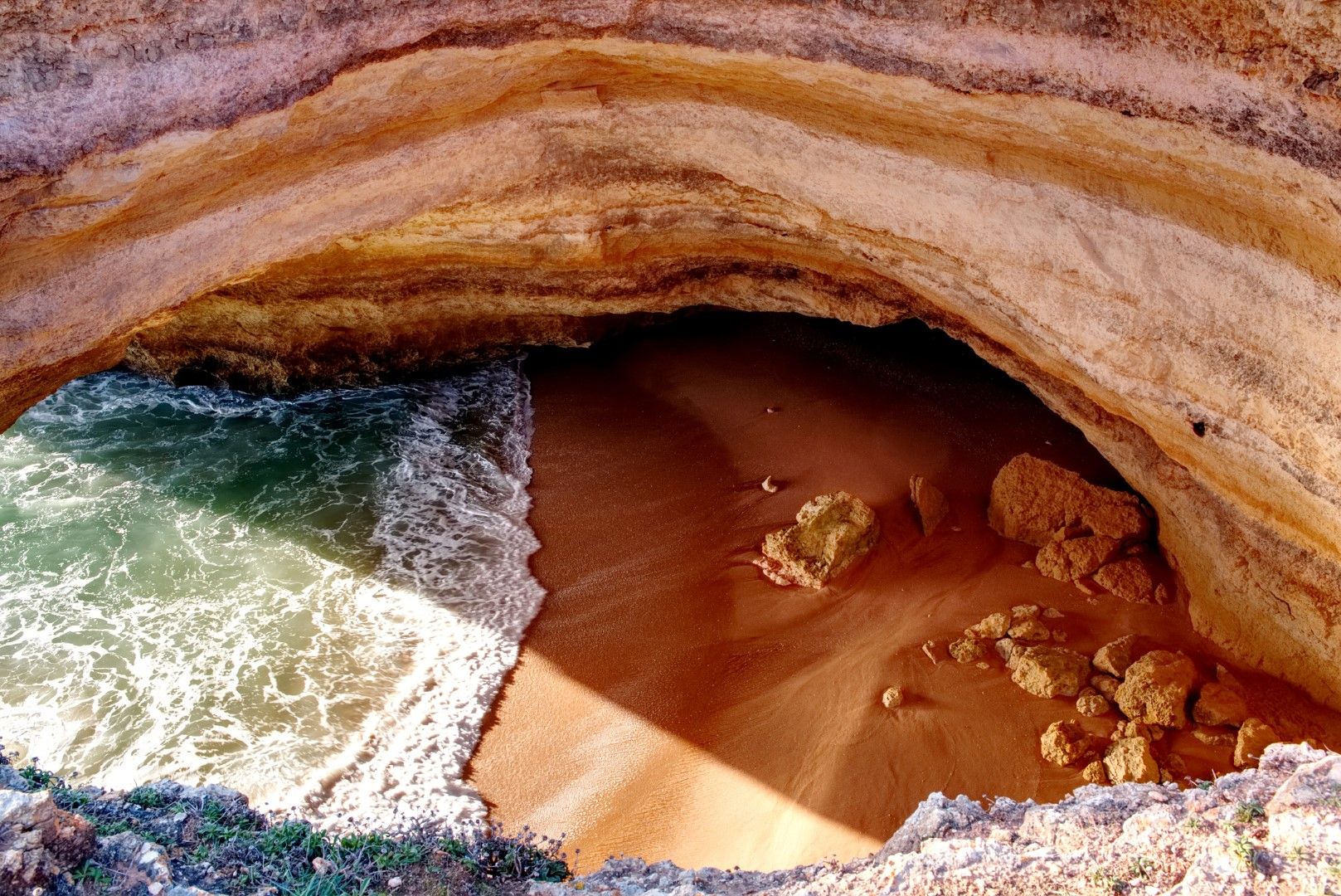 Поглед отгоре към пещерата Бенагил