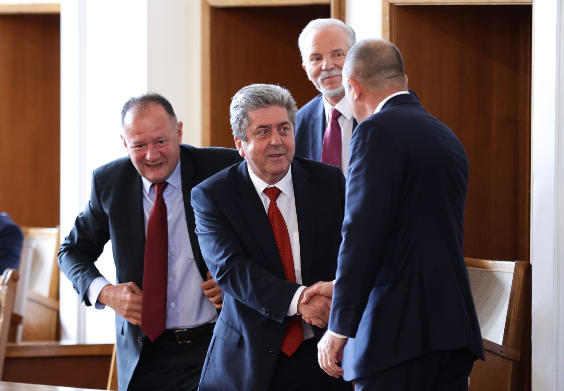 Георги Първанов и Румен Радев - поздрав между двама президенти  