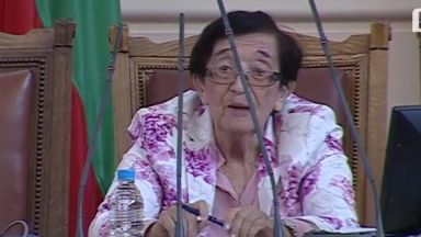 С вече познатото ни чувство за хумор на Мика Зайкова