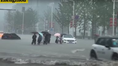 Смъртоносни наводнения и в Централен Китай, 12 удавени в метрото