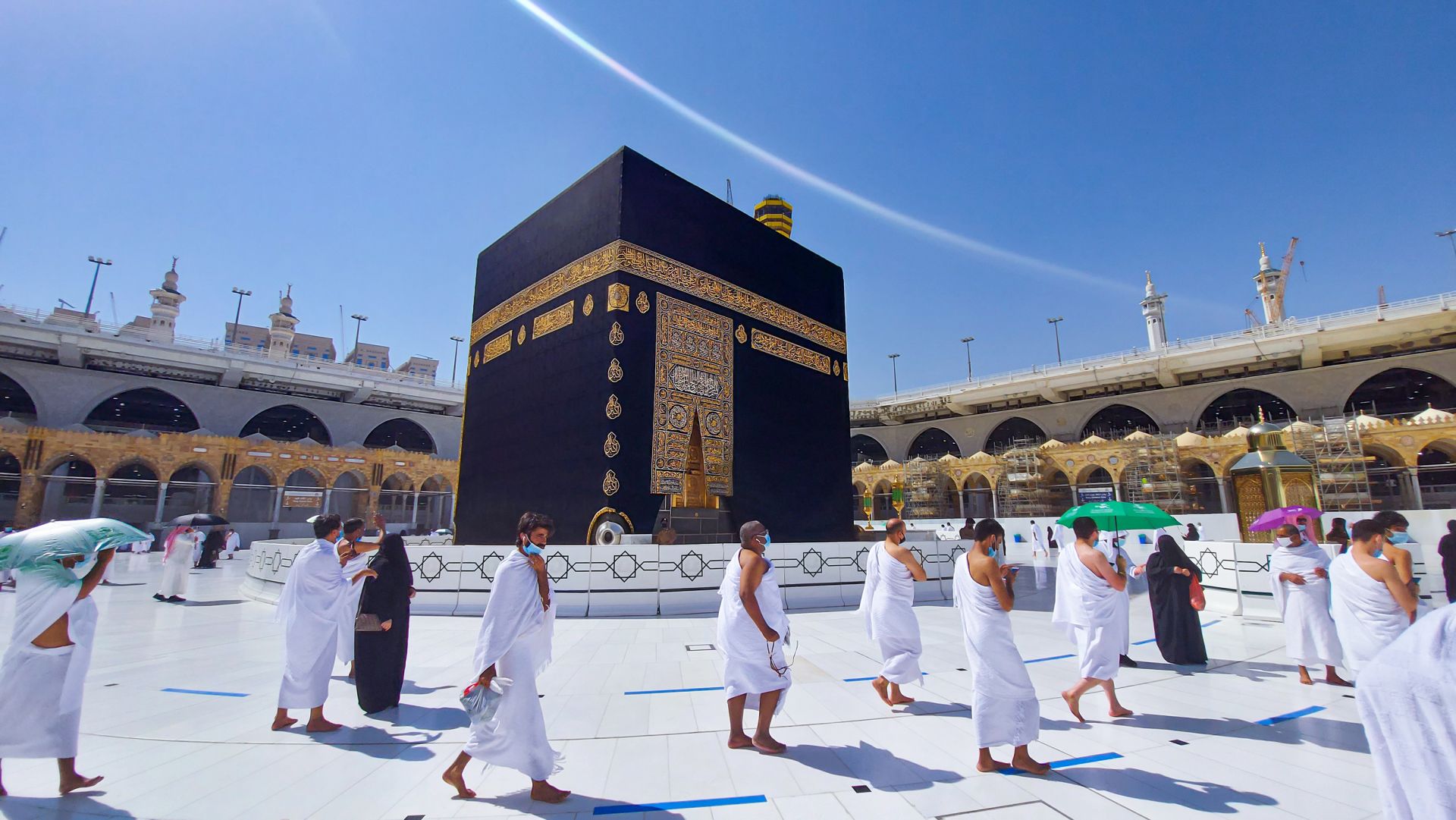 Жега до 43 градуса и висока влажност застрашават поклонниците в Мека