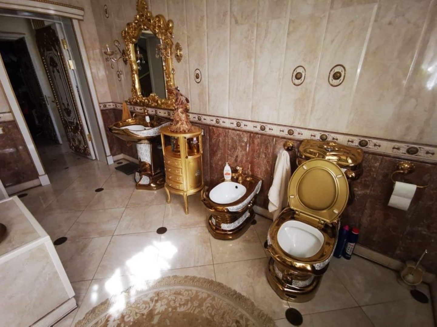 Златни мивка и тоалетна в банята