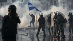 Сблъсъци в Атина: Хиляди протестираха срещу задължителните ваксини (снимки/видео)