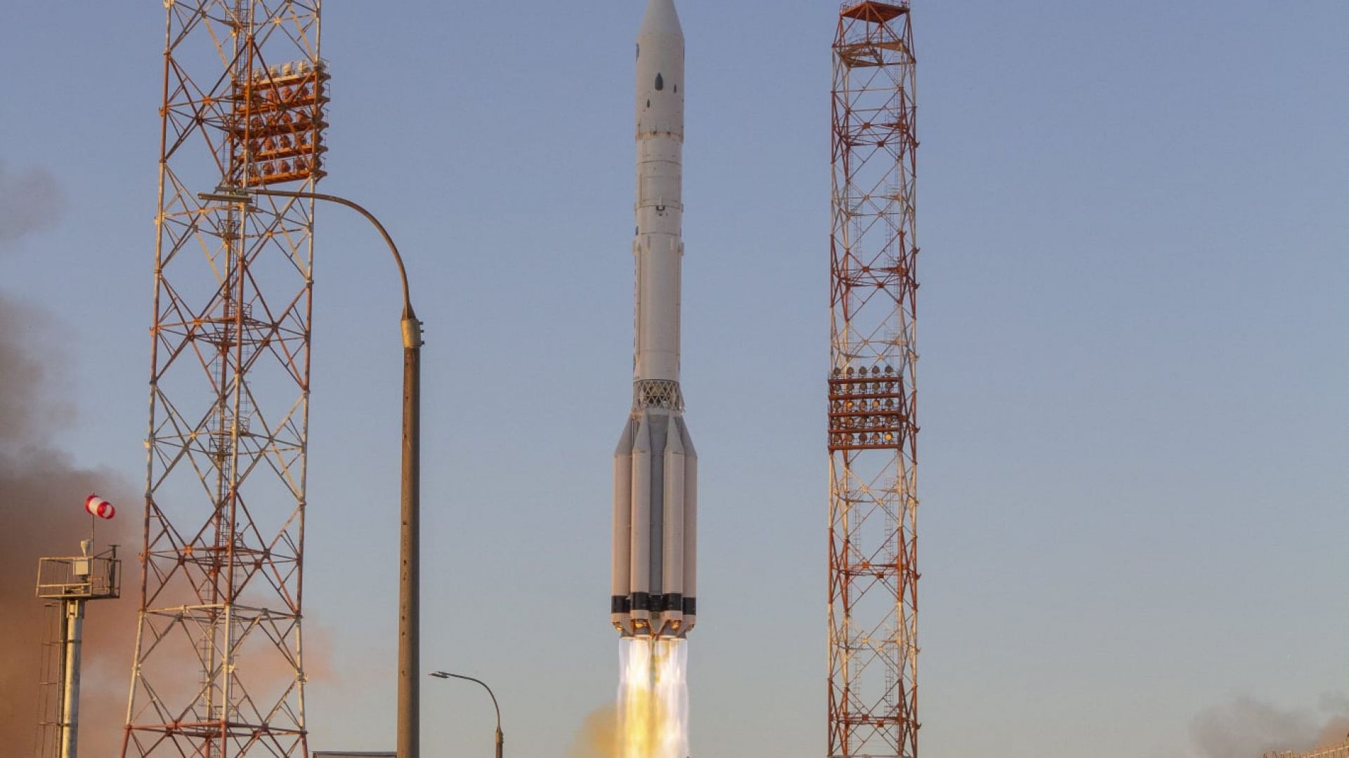 Русия изстреля от Байконур ракета-носител "Протон-М" с комуникационен спътник