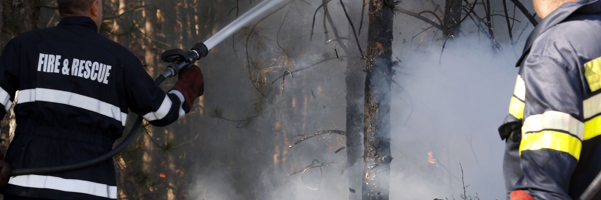 Голям горски пожар бушува над село Илинденци в полите на Пирин (видео)