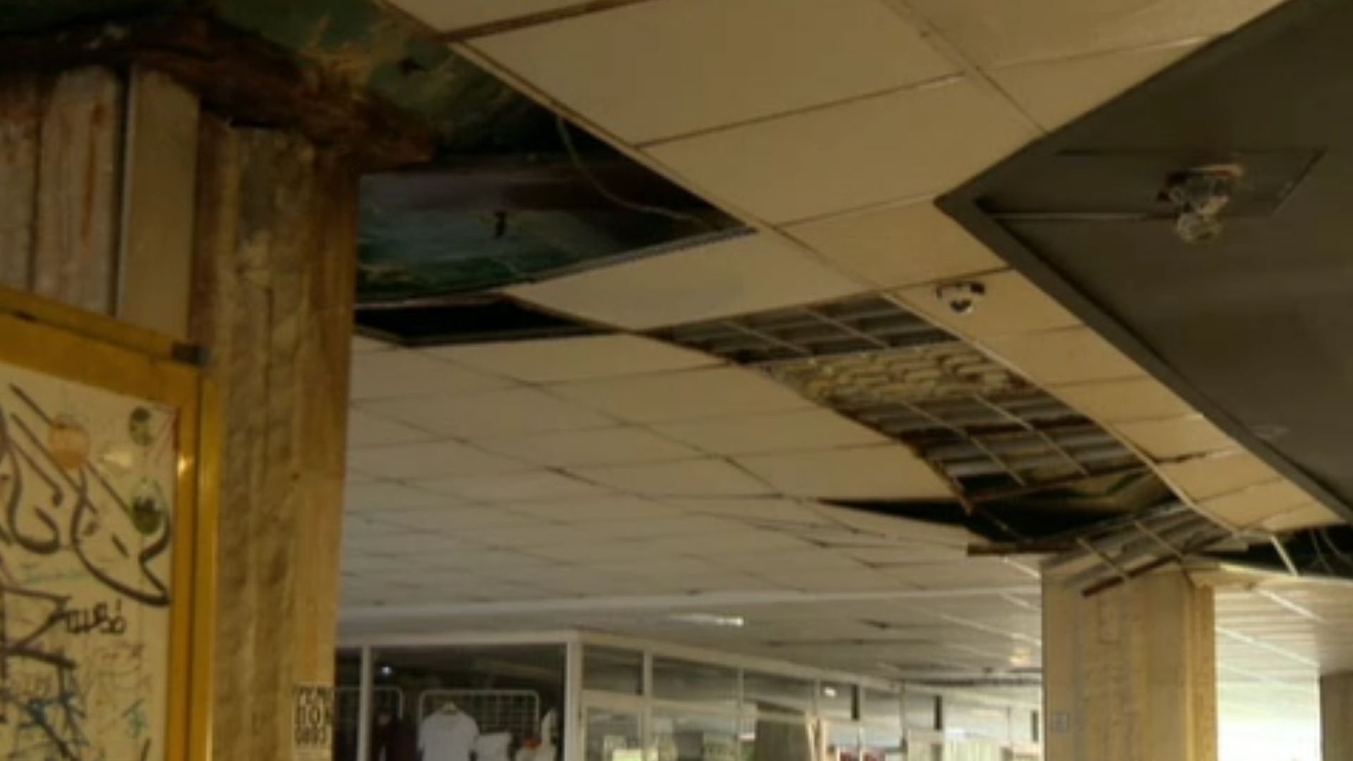 Опасен подлез в столицата: падащи парчета от тавана и стърчащи кабели