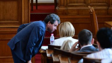 Групата на ГЕРБ СДС напусна пленарната зала в Народното събрание след