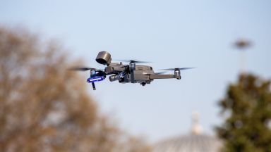 Нова технология позволява един човек да управлява 130 дрона