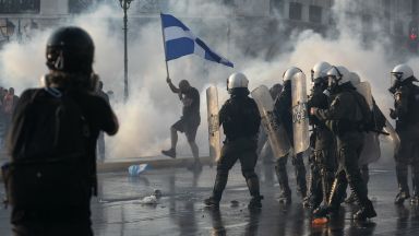 Със сълзотворен газ и водни оръдия гръцката полиция разпръсна демонстрация