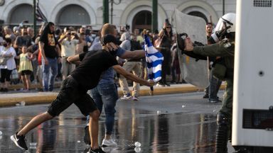 Гръцкият парламент одобри спорната частична задължителна ваксинация въпреки протестите и