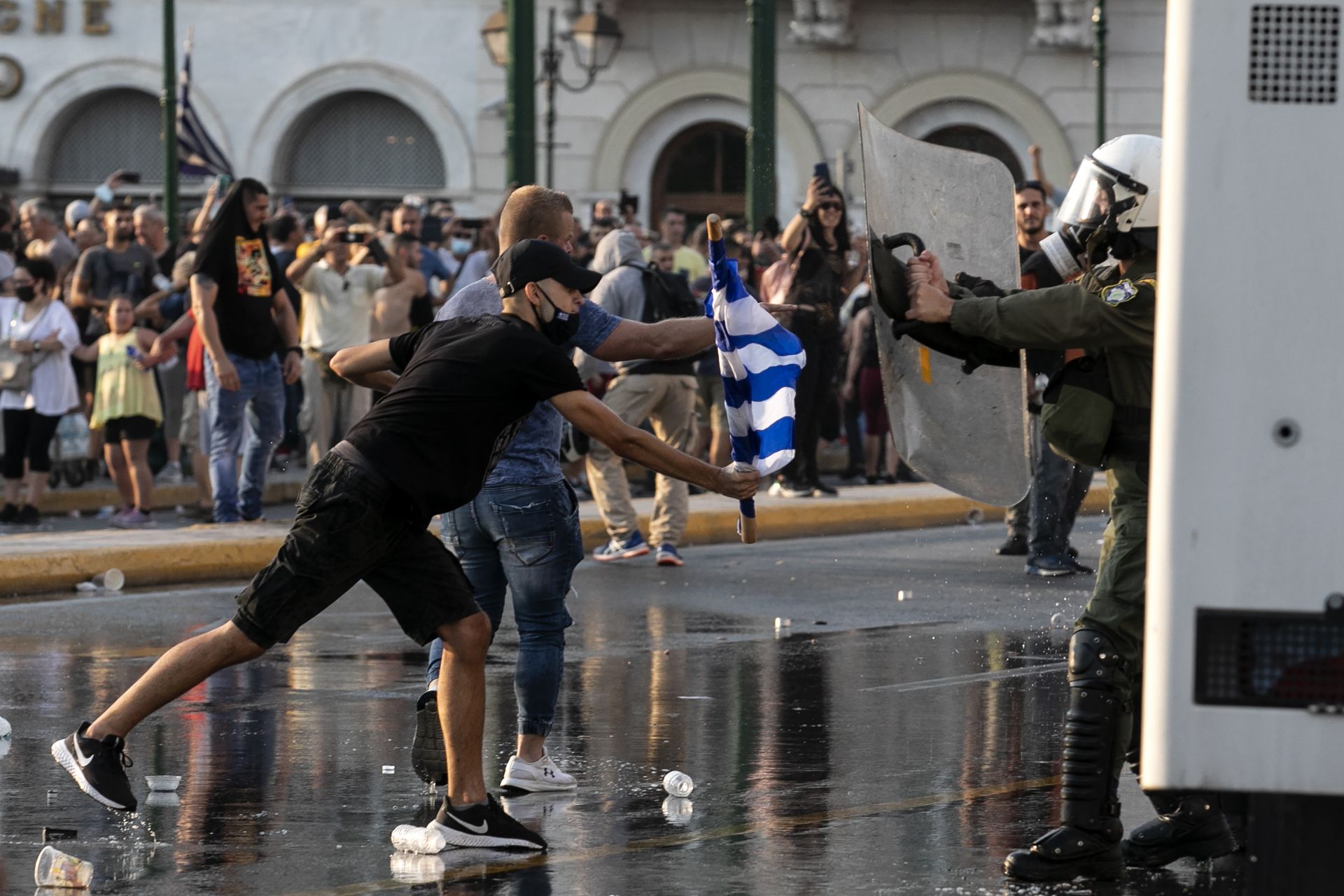 В Атина се стигна до сблъсъци между противници на ваксинацията и полицията