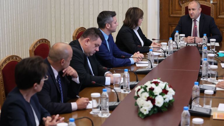 Третата политическа сила БСП започна консултации с президента Румен Радев.