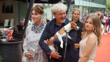 Кучета дефилираха на червения килим в Чехия на премиерата на филм за спасяването на четириногите