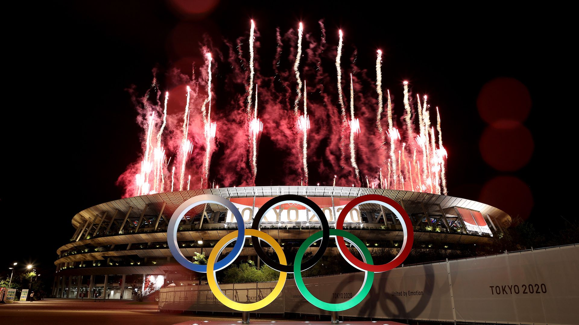 Светът е Олимпиада: Зрелищна церемония даде старт на игрите в Токио (галерия)