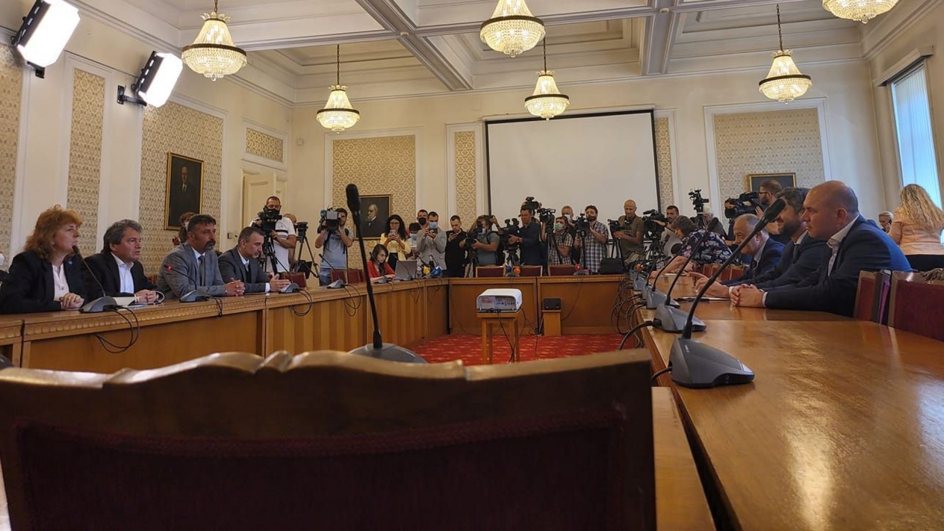 Първи кръг на преговори - "Има такъв народ" представя програмата си пред "Демократична България"