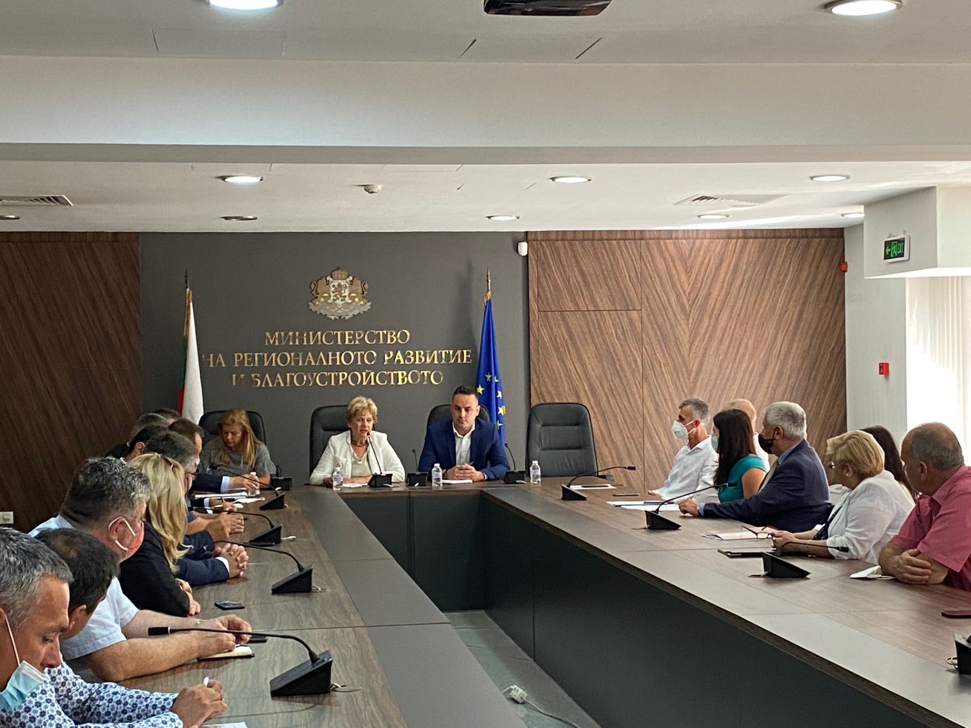 Министърът на регионалното развитие Виолета Комитова проведе среща с представители на местната власт и фирмите - извършващи текущ ремонт и поддръжка на републиканската пътна мрежа.