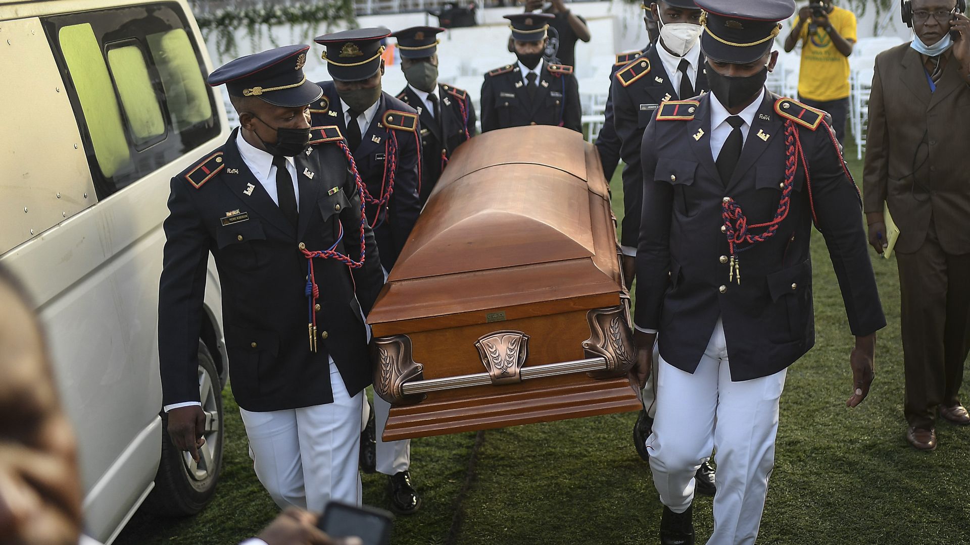 Убитият президент на Хаити беше погребан на фона на напрегната обстановка