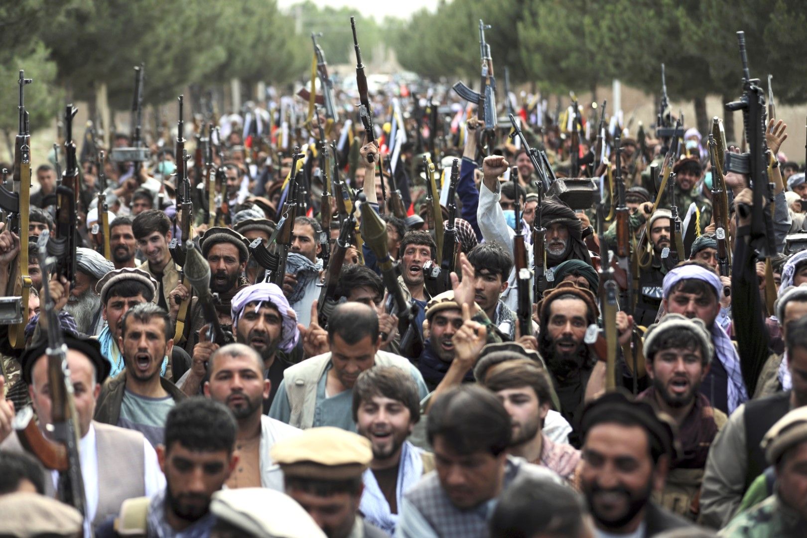 Въоръжени афганистанци се присъединяват към правителствените сили в борбата им с талибаните