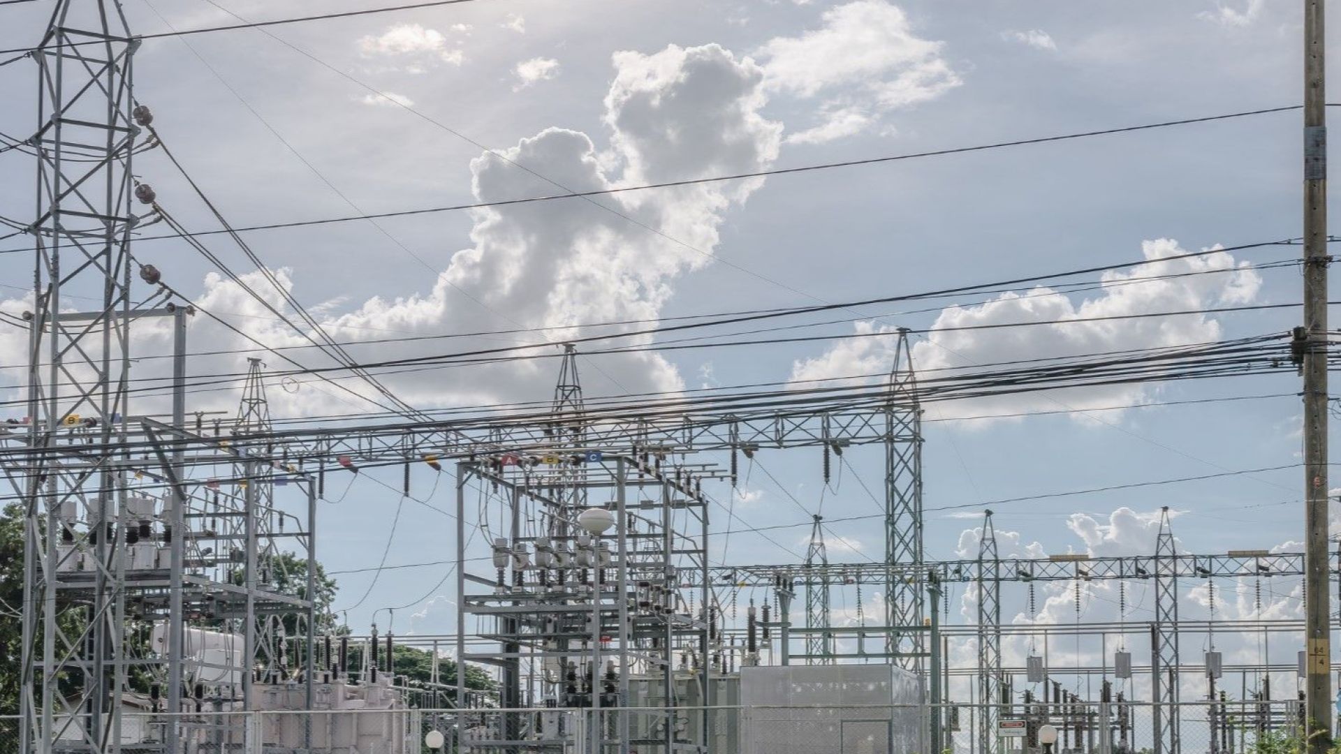 Бум при електроенергията: Производството вече надхвърли нивата от предкризисната 2019-а