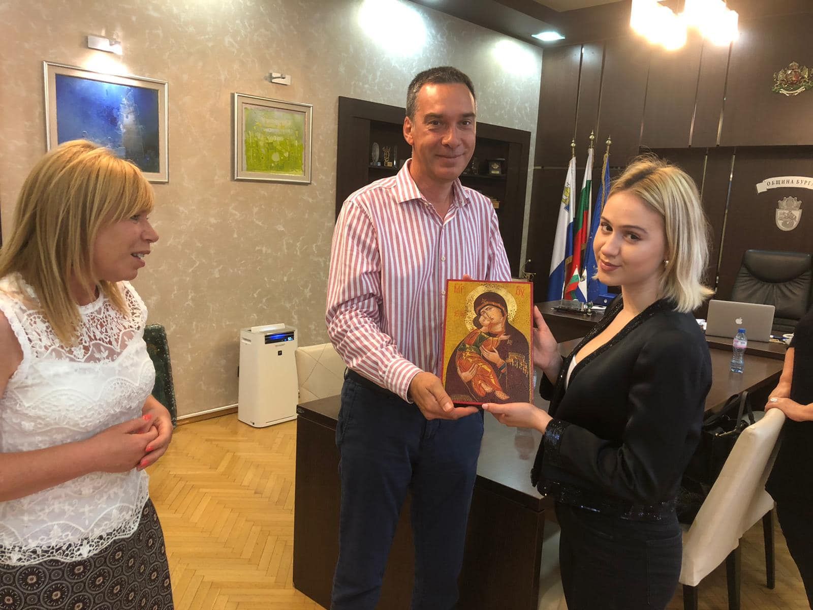 Димитър Николов подари на Мария икона