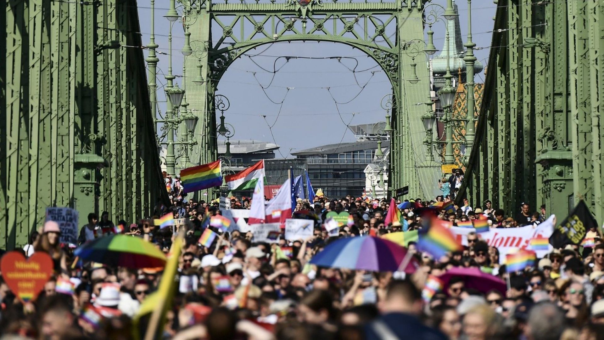 Хиляди се включиха в гей парада в Будапеща, Орбан ще откаже помощ на ЕС, ако оспорят закона 
