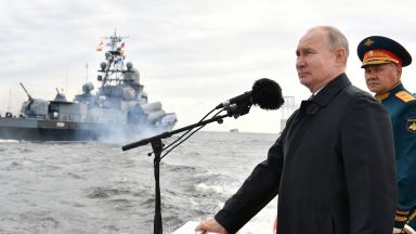 В Санкт Петербург започна главният военноморски парад организиран по повод