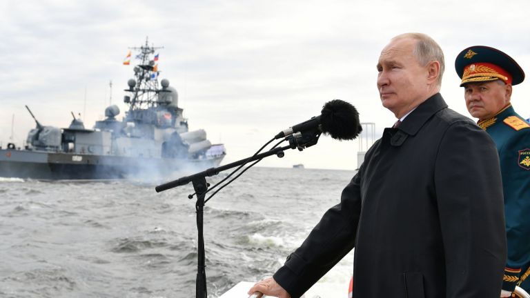 В Санкт Петербург започна главният военноморски парад, организиран по повод
