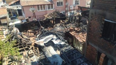  Пожар засегна няколко къщи в Пловдив, поданици пречеха на гасенето 