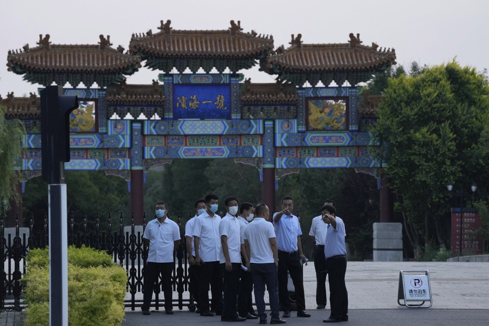 Охранители пред хотела в Пекин, в който ще бъде настанена американската диполатическа делегация