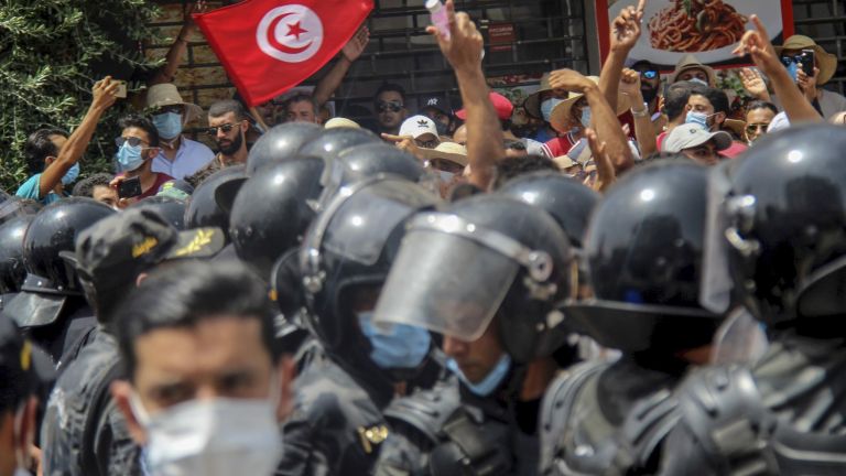 Президентът на Тунис Каис Сайед обяви снощи, че суспендира парламента