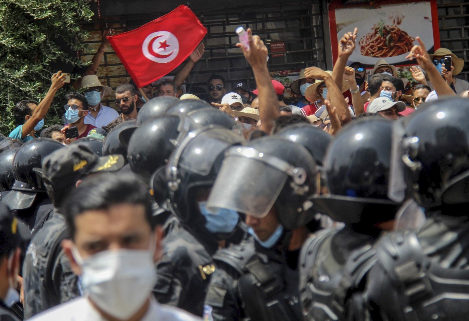 Протести в столицата Тунис. Демонстрациите са заради здравната и икономическата ситуация в страната