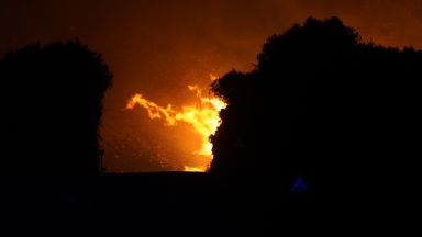 Пожари обхванаха части на италианския остров Сардиния и наложиха евакуация