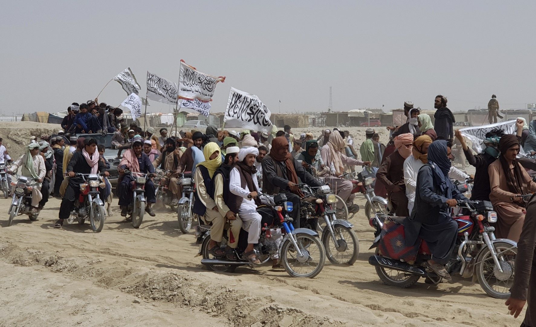 Поддръжжници на талибаните се радват на техните победи