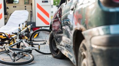  17-годишна велосипедистка е в сериозно положение, ударена от кола в Айтос 