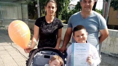 Младо българско семейство Светлана и Венцислав Стоянови които имат две