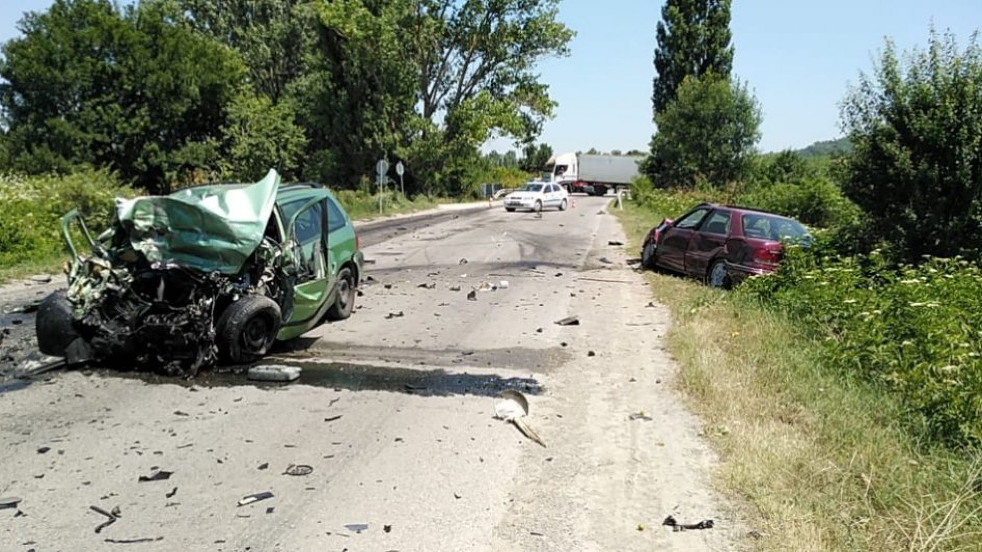 Сблъсък на ТИР с 2 коли затвори пътя София-Варна, двама загубиха живота си (снимки)