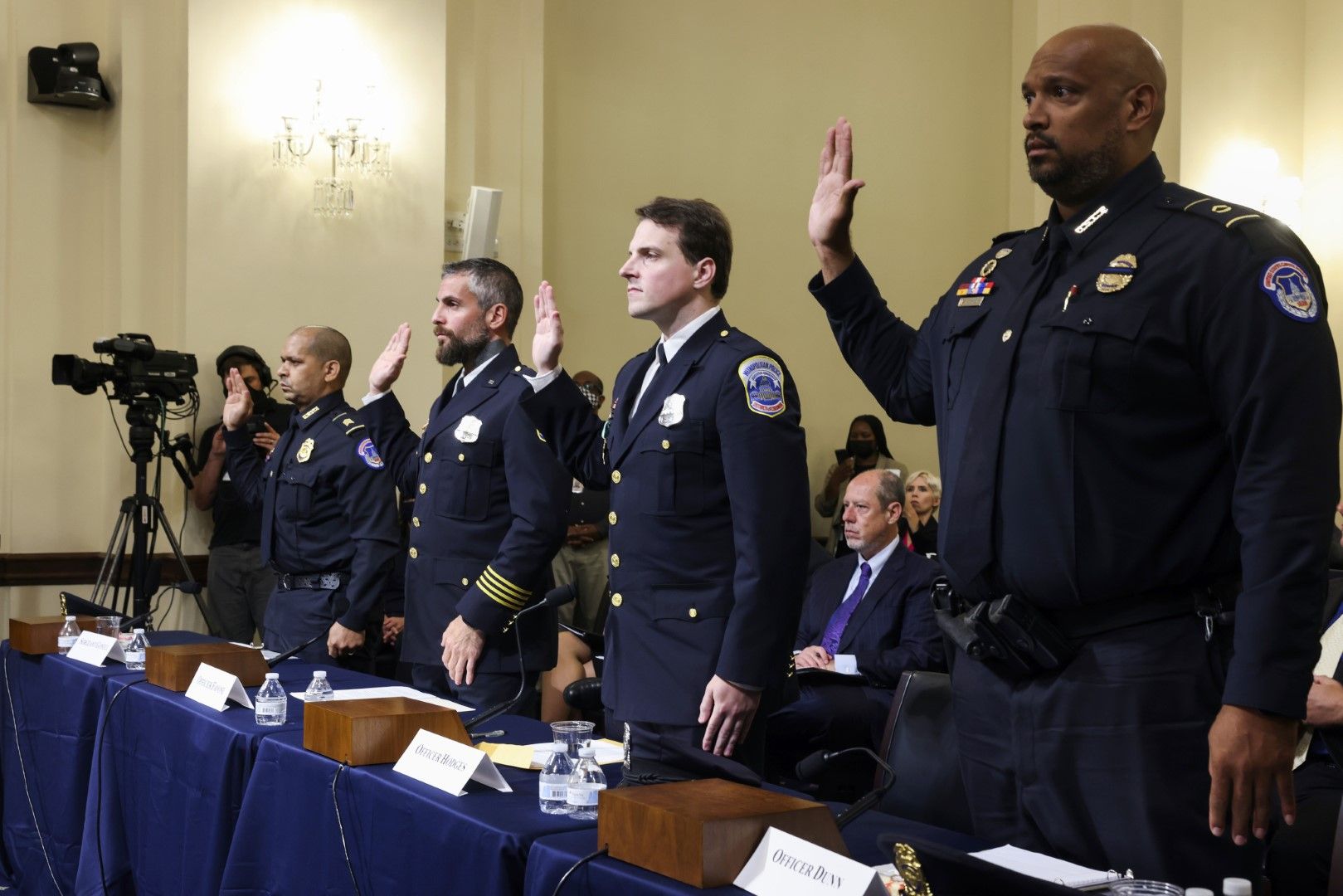 Четиримата полицаи свидетелстват за щурма на Капитолия пред разследваща комисия на Конгреса. Сержант Акуилино Гонел е първият вляво