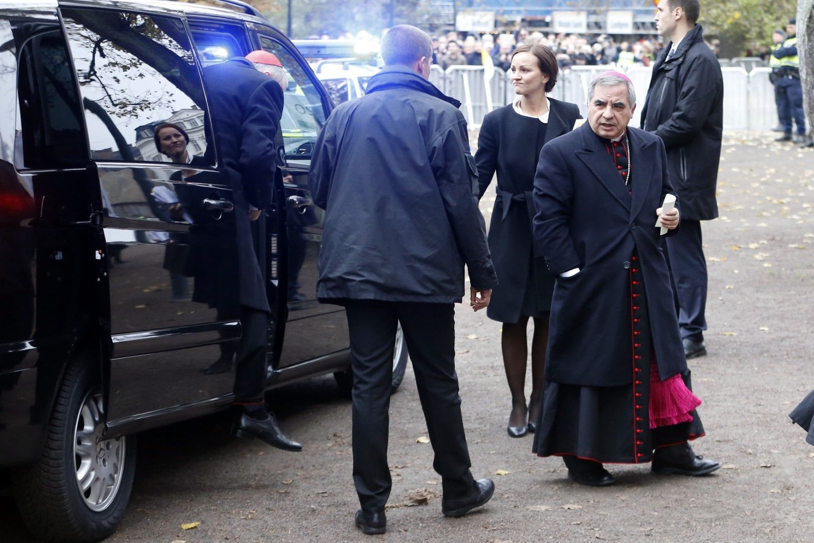 Кардинал Джовани Анджело Бечу като пристига в Лунд (Швеция) на 31 октомври 2016 г. като заместник в Държавния секретариат на Ватикана