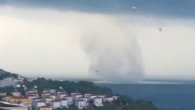 Огромно торнадо в Черно море беше заснето от граждани от бреговете
