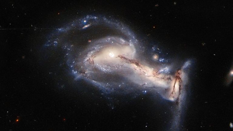  "Хъбъл" засне "свада" между галактики