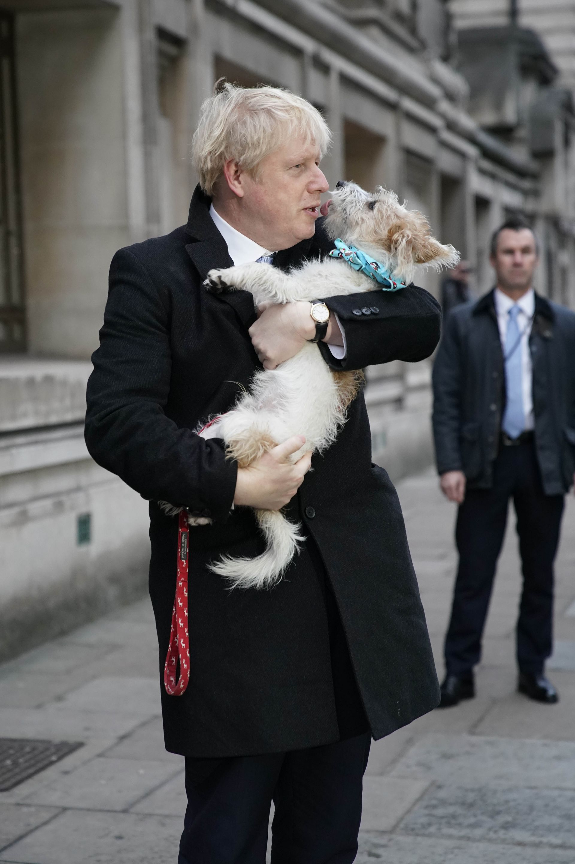 Борис Джонсън с кучето си Дилин 